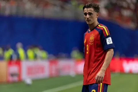 جافي: أتمنى انضمام جوليان ألفاريز إلى برشلونة بعد كأس العالم